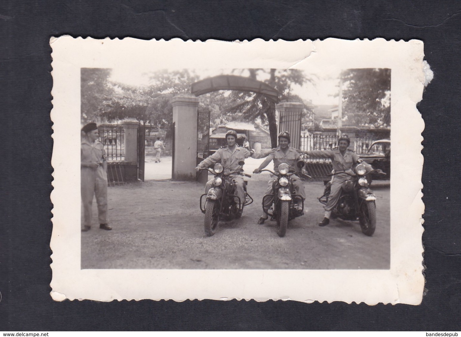 Photo Originale Vintage Snapshot Guerre Indochine Prevote Haiphong Gendarmerie Nationale Motards Moto Gendarme Gendarmes - Krieg, Militär