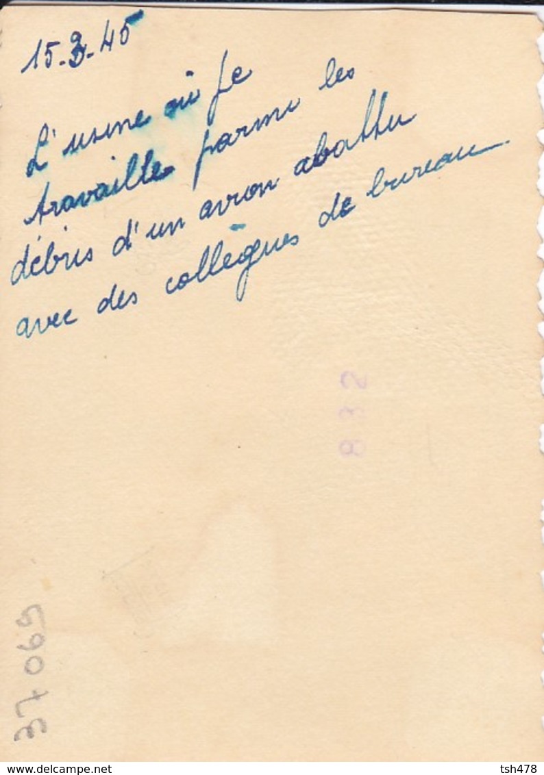 MINI PHOTO---AVIATION  L'usine Ou Je Travaille Parmi Débris D'un Avion Abattu Avec Les Collègues De Bureau-voir 2 Scans - Autres & Non Classés