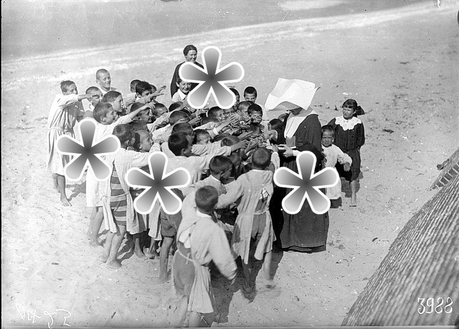 PHOTO(RETIRAGE) 1918 VARAVILLE PRET DE CABOURG CALVADOS 14 ORPHELINS RECEVANT DES FRIANDISES - Autres & Non Classés