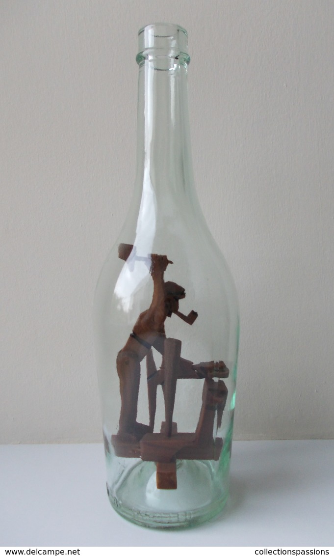 - RARE - Ancienne Bouteille Pour L'eau De Vie Avec Un Personnage En Bois à L'intérieur. Forgeron - Art Populaire - - Autres & Non Classés