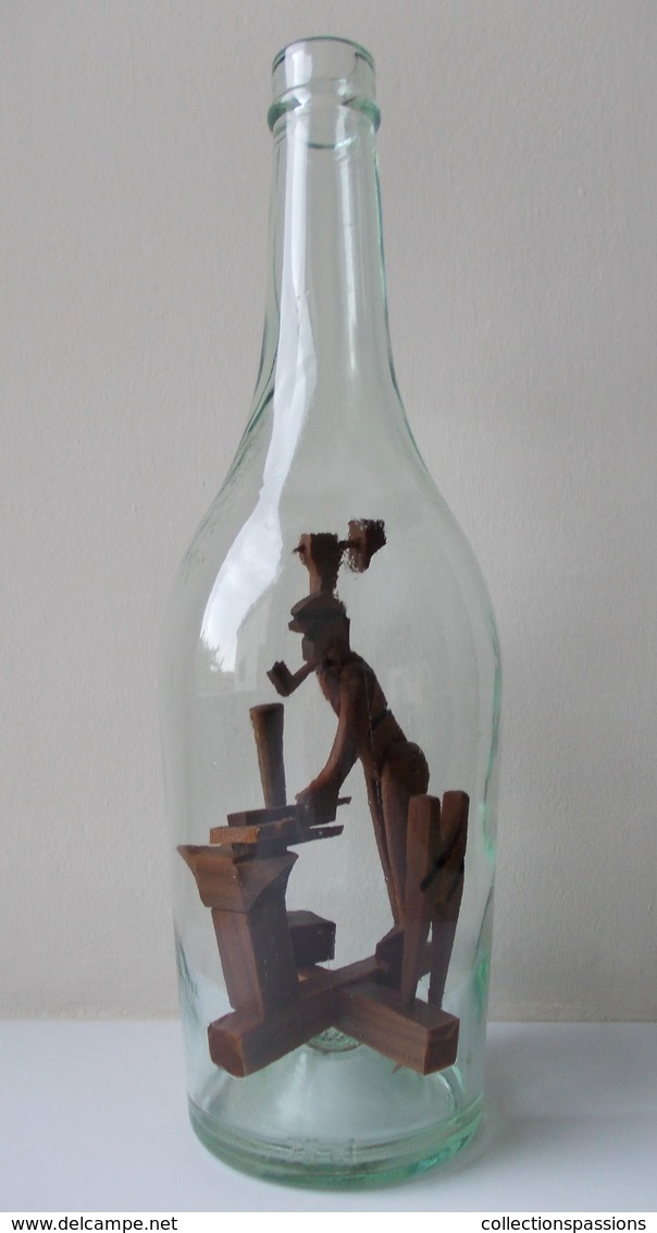 - RARE - Ancienne Bouteille Pour L'eau De Vie Avec Un Personnage En Bois à L'intérieur. Forgeron - Art Populaire - - Autres & Non Classés