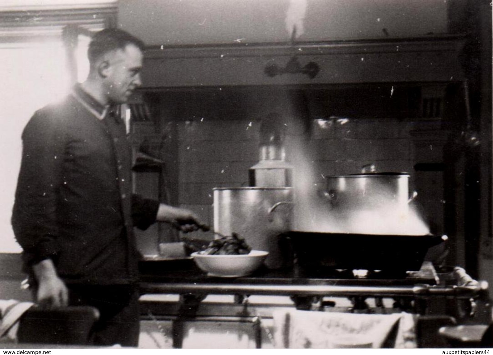 Photo Originale Cuisine & Cuisinier Dans Son Art ! ça Boue Dans La Marmite D'aluminium Vers 1940 - Métiers