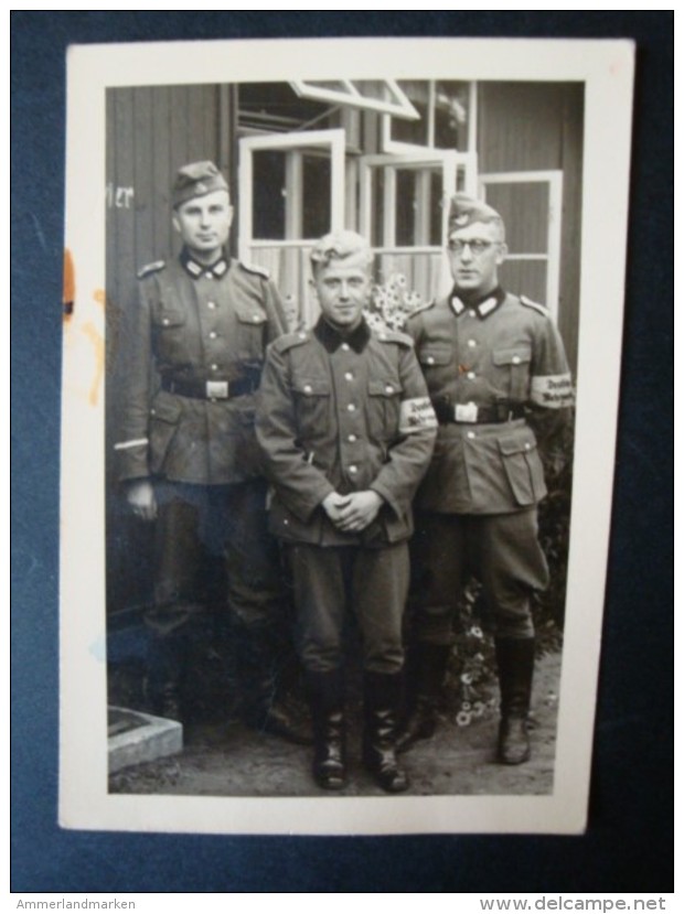 Original-Foto 2. Weltkrieg, 3 Soldaten Mit Armbinden "Deutsche Wehrmacht" - Dokumente
