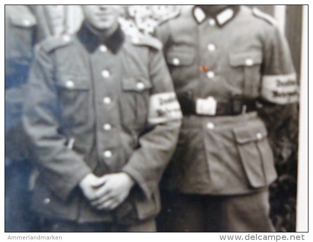 Original-Foto 2. Weltkrieg, 3 Soldaten Mit Armbinden "Deutsche Wehrmacht" - Documents