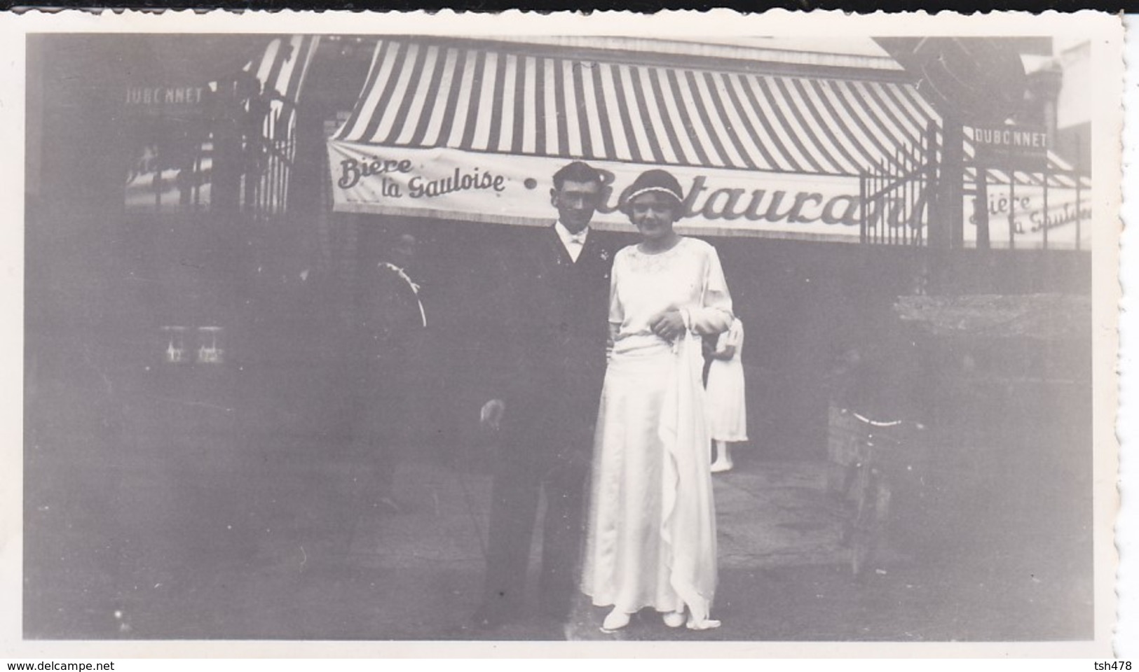 MINI-PHOTO---mariage Devant Le Restaurant  A ?--voir 2 Scans - Autres & Non Classés