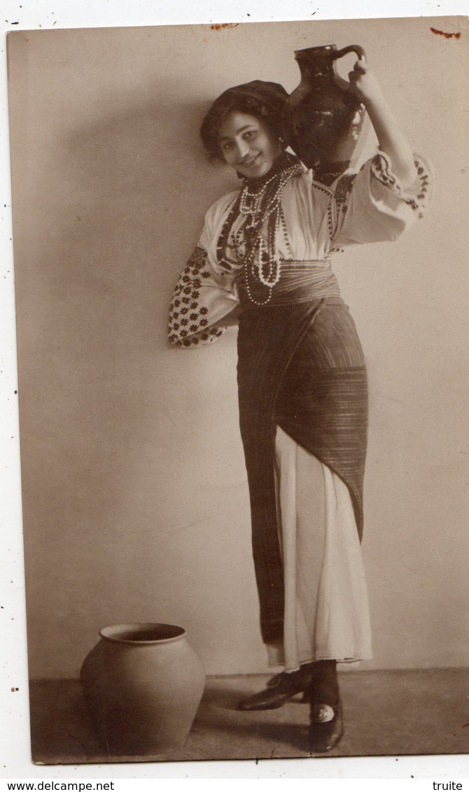 ROUMANIE FEMME A LA CRUCHE CARTE PHOTO - Romania