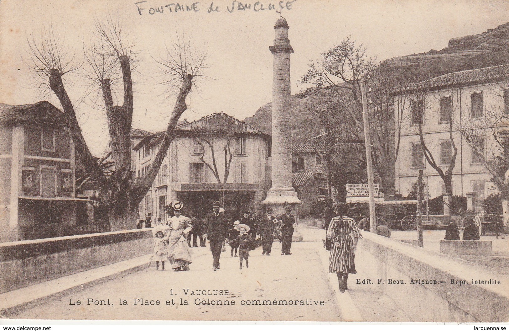 84 - FONTAINE DE VAUCLUSE - Le Pont, La Place Et La Colonne Commémorative - Autres & Non Classés