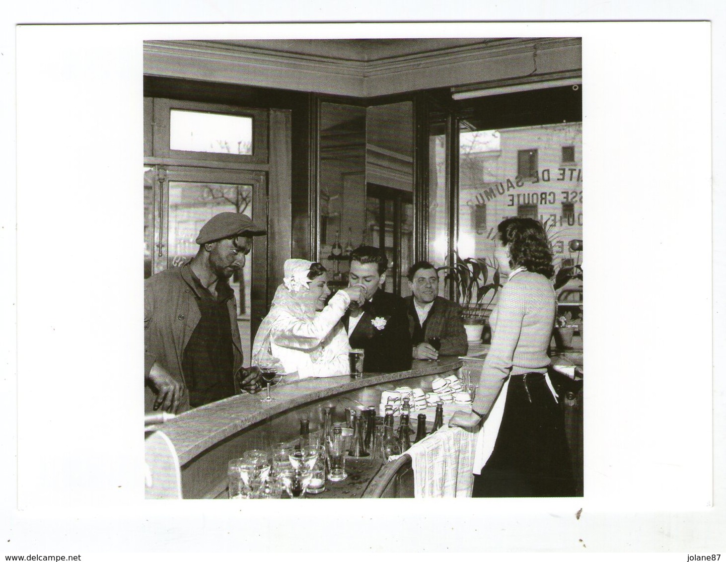 CPM    ROBERT DOISNEAU  CAFE NOIR ET BLANC 1948    COUPLE DE MARIES AU COMPTOIR D UN BAR - Doisneau