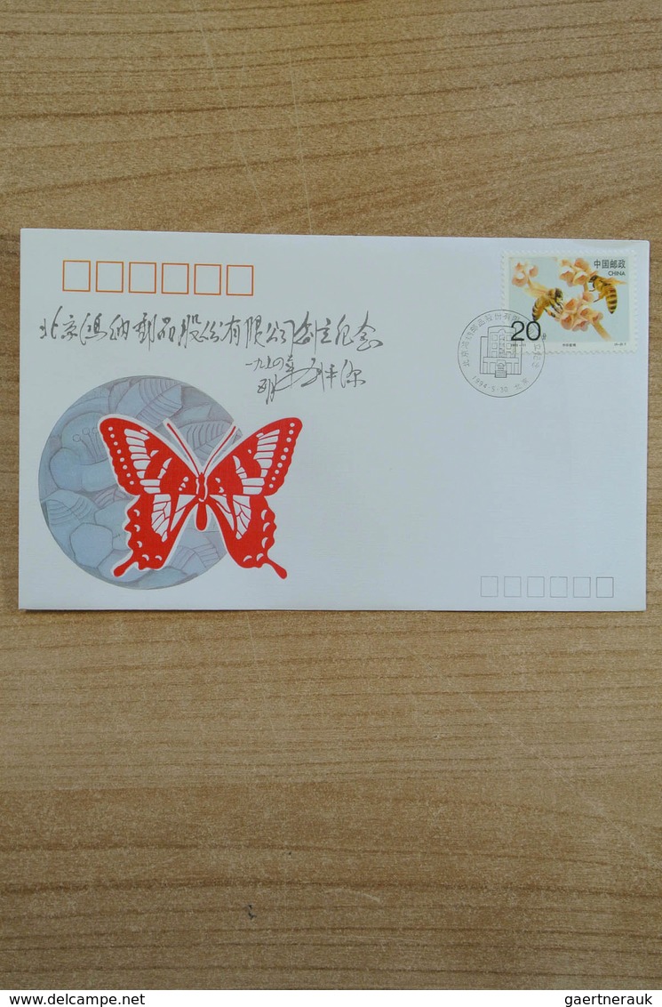 22468 China - Volksrepublik: 1993/96: Dealerstock FDC's China 1993-1996 in large box. Lot contains ca. 300