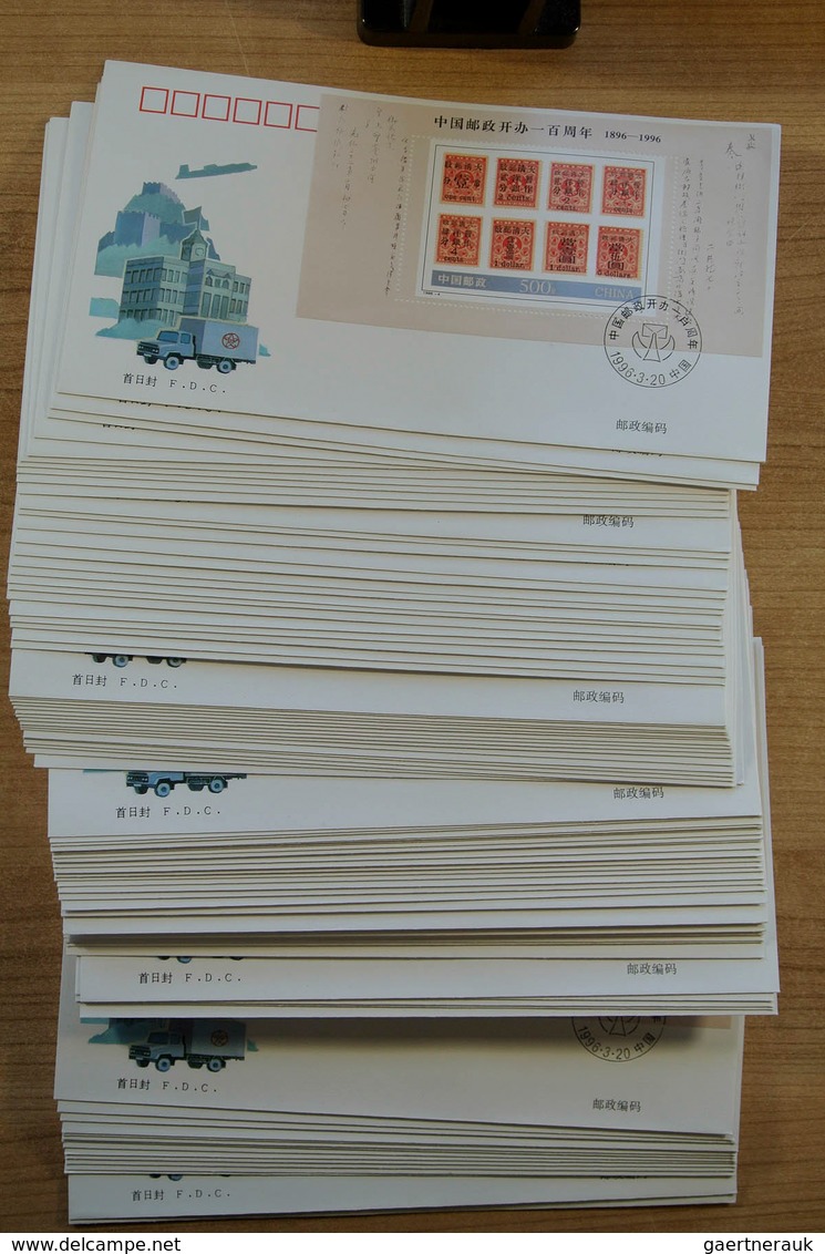 22468 China - Volksrepublik: 1993/96: Dealerstock FDC's China 1993-1996 in large box. Lot contains ca. 300