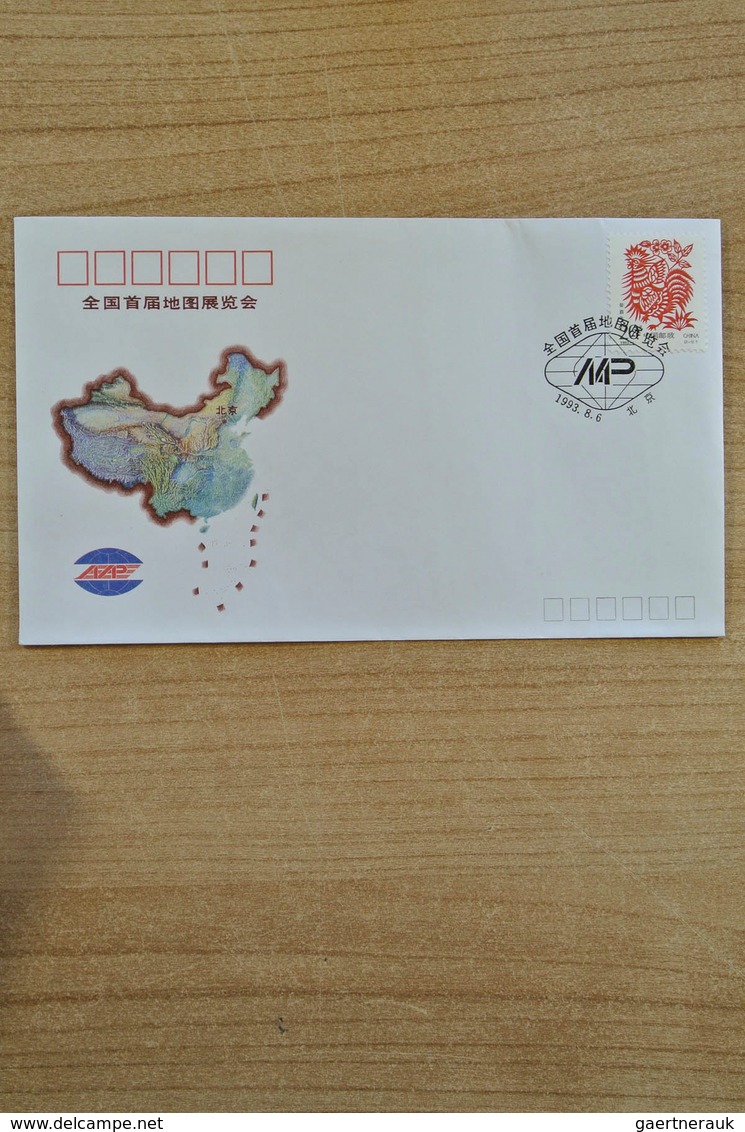 22468 China - Volksrepublik: 1993/96: Dealerstock FDC's China 1993-1996 in large box. Lot contains ca. 300