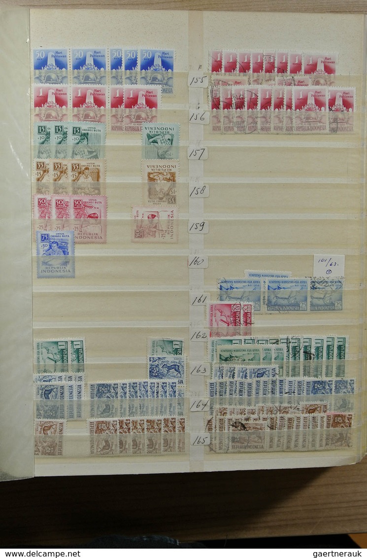 22778 Indonesien: 1949-1989. Very extensive MNH, mint hinged and used stock Indonesia in 5 superfat stockb