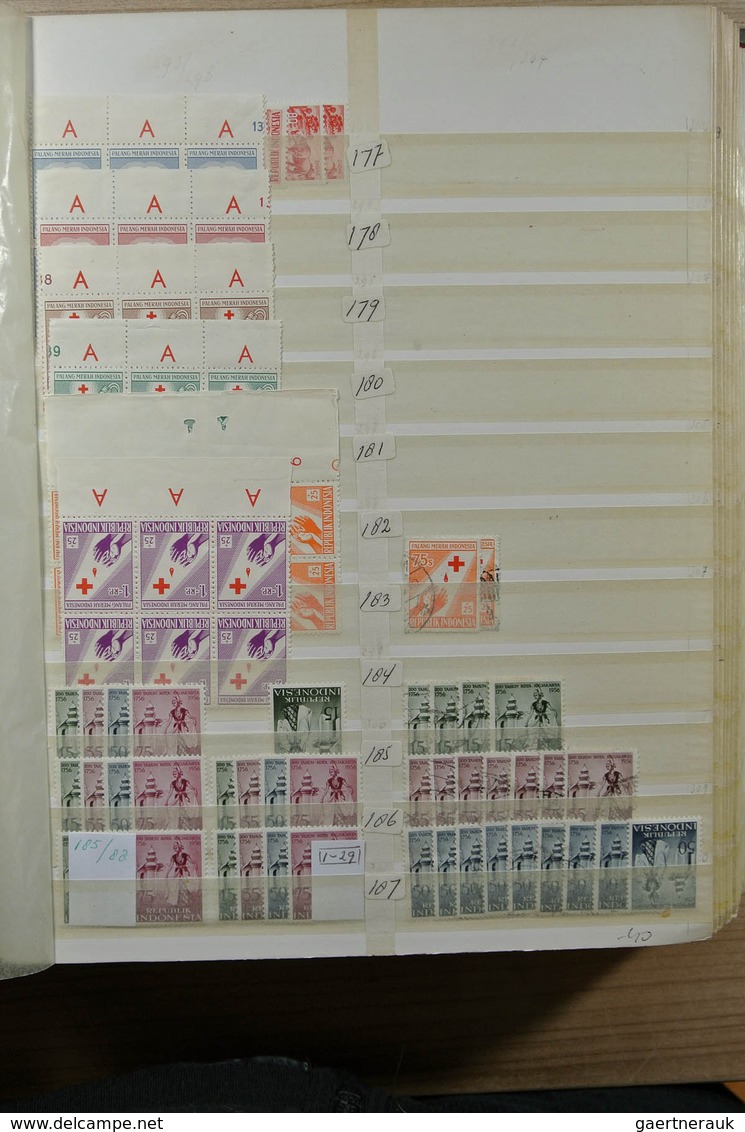 22778 Indonesien: 1949-1989. Very extensive MNH, mint hinged and used stock Indonesia in 5 superfat stockb