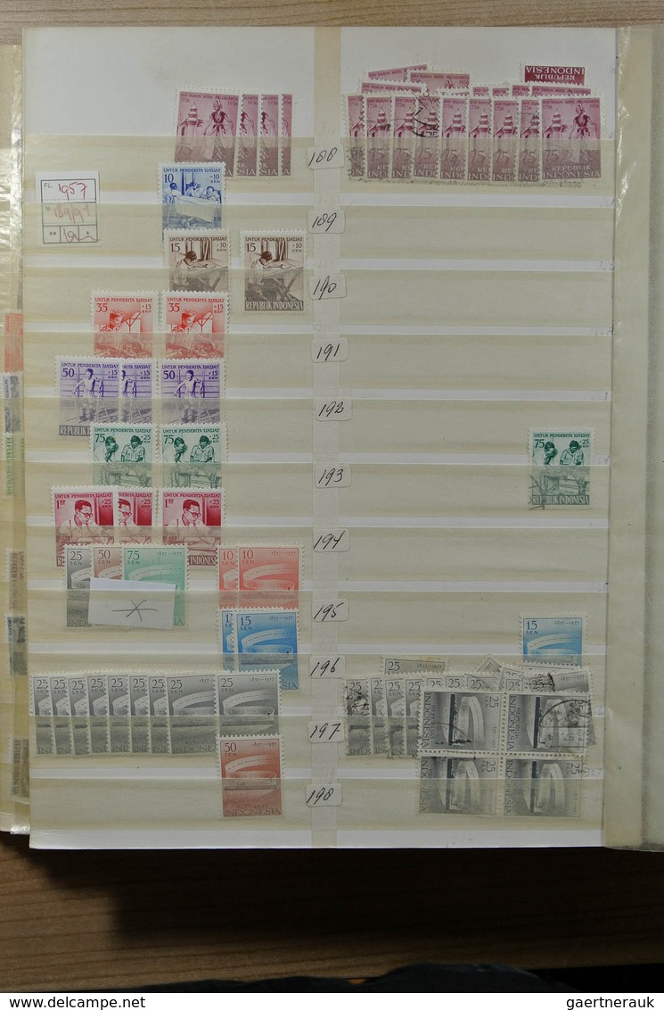 22778 Indonesien: 1949-1989. Very extensive MNH, mint hinged and used stock Indonesia in 5 superfat stockb