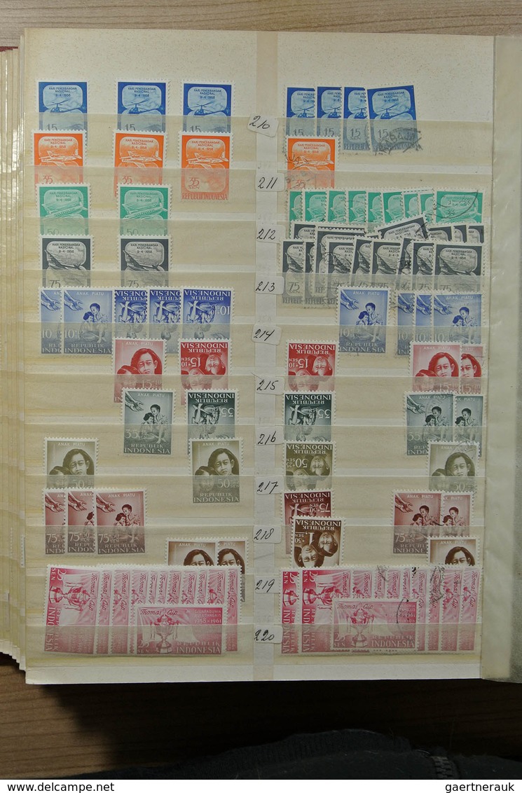 22778 Indonesien: 1949-1989. Very extensive MNH, mint hinged and used stock Indonesia in 5 superfat stockb