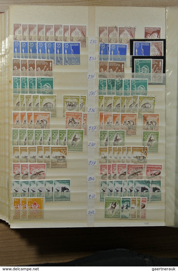 22778 Indonesien: 1949-1989. Very extensive MNH, mint hinged and used stock Indonesia in 5 superfat stockb