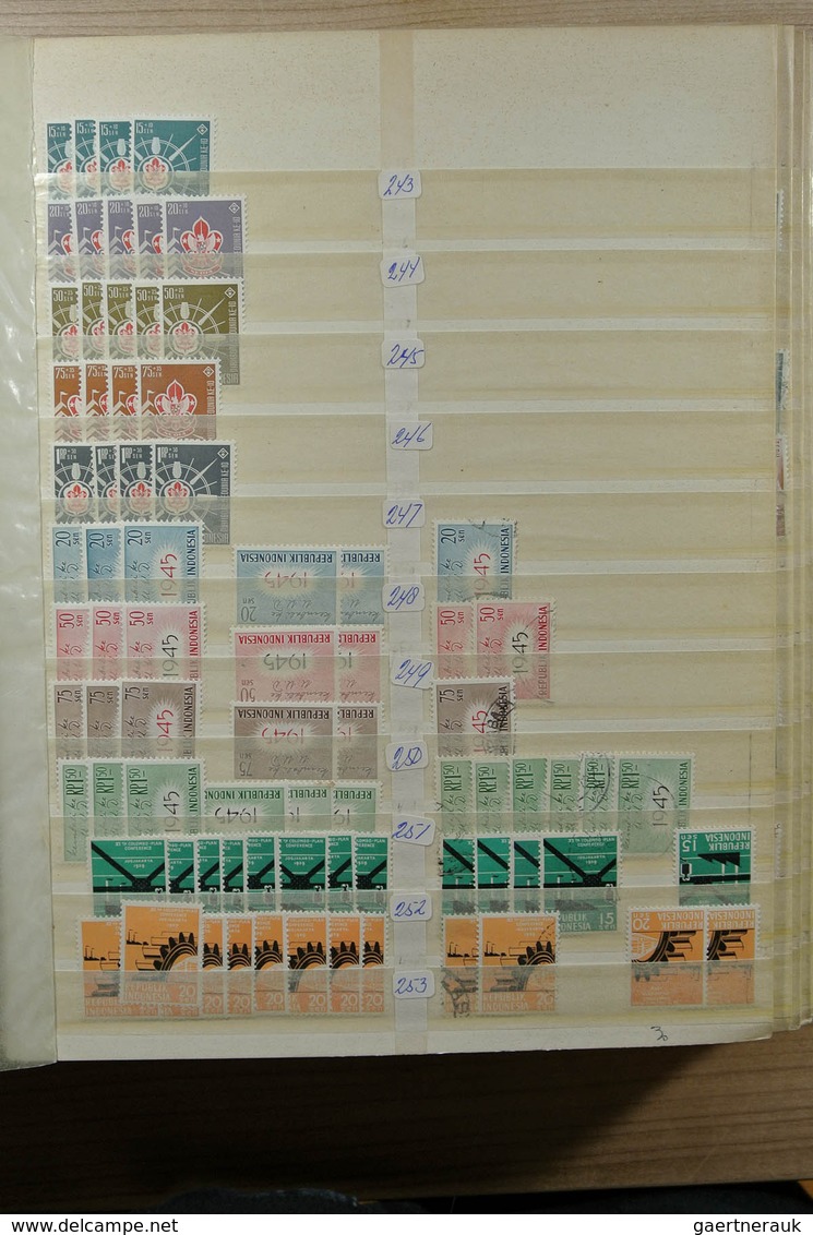 22778 Indonesien: 1949-1989. Very extensive MNH, mint hinged and used stock Indonesia in 5 superfat stockb