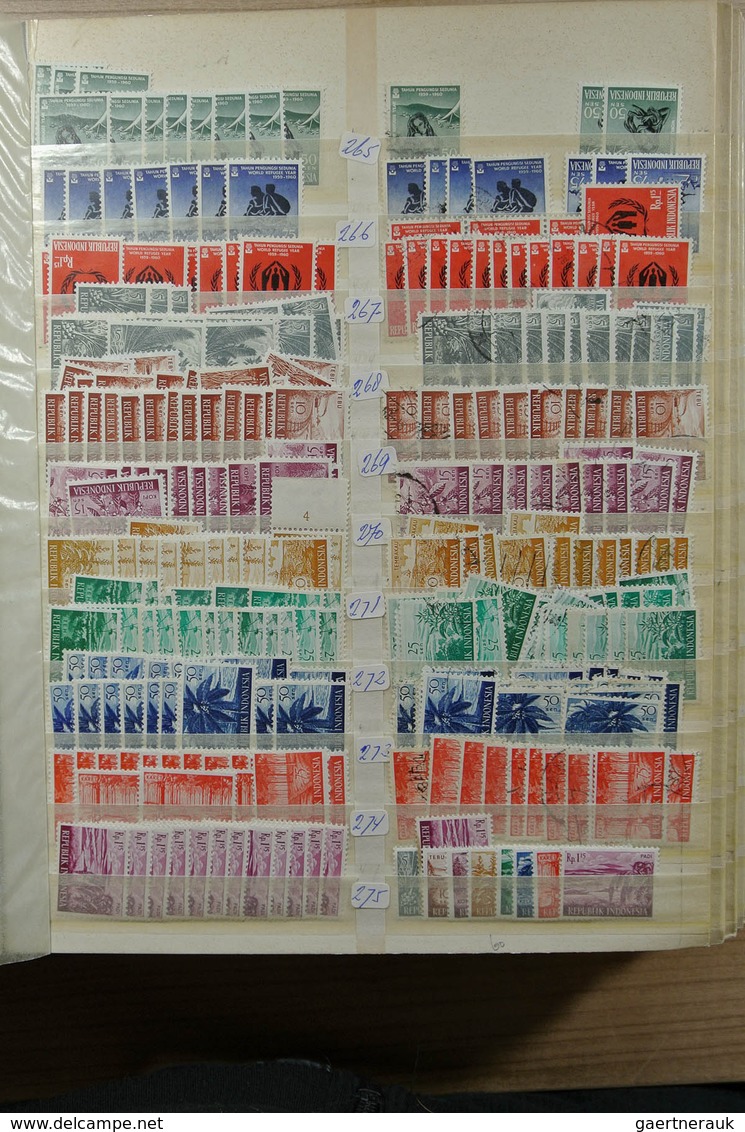 22778 Indonesien: 1949-1989. Very extensive MNH, mint hinged and used stock Indonesia in 5 superfat stockb