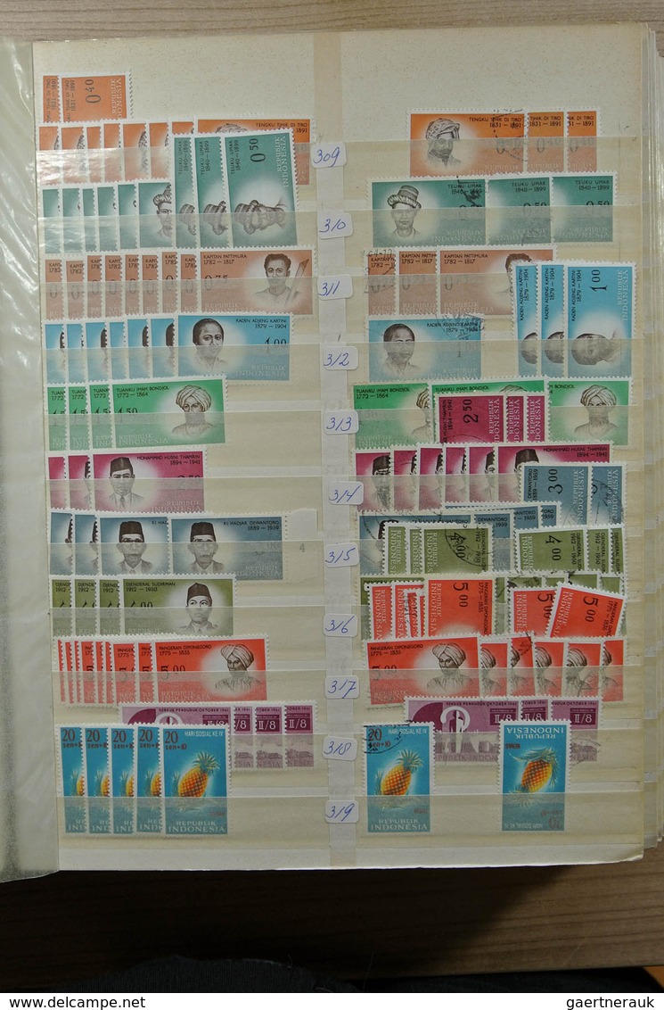 22778 Indonesien: 1949-1989. Very extensive MNH, mint hinged and used stock Indonesia in 5 superfat stockb