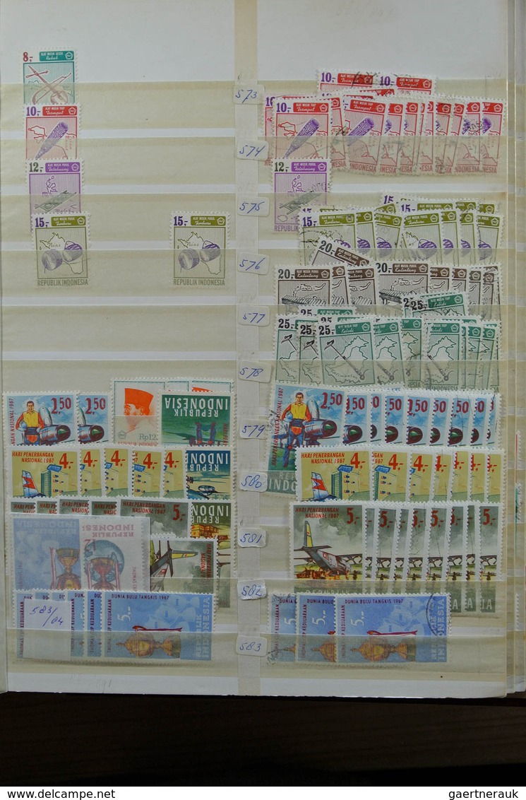 22778 Indonesien: 1949-1989. Very extensive MNH, mint hinged and used stock Indonesia in 5 superfat stockb