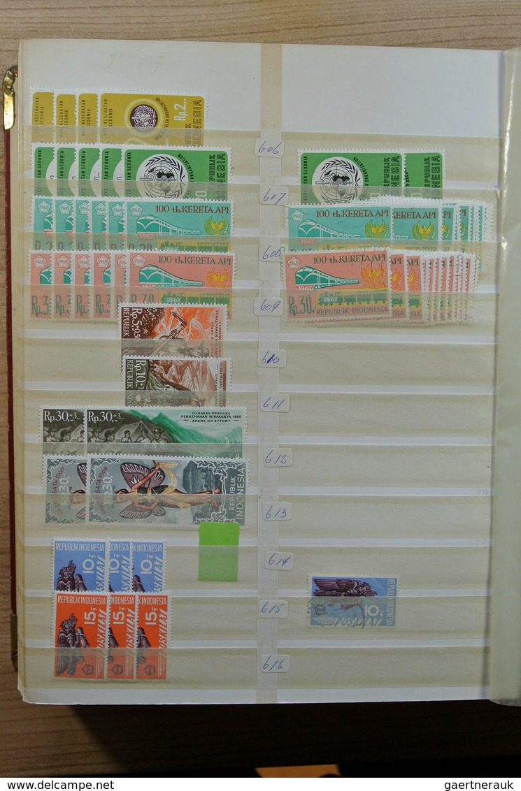 22778 Indonesien: 1949-1989. Very extensive MNH, mint hinged and used stock Indonesia in 5 superfat stockb