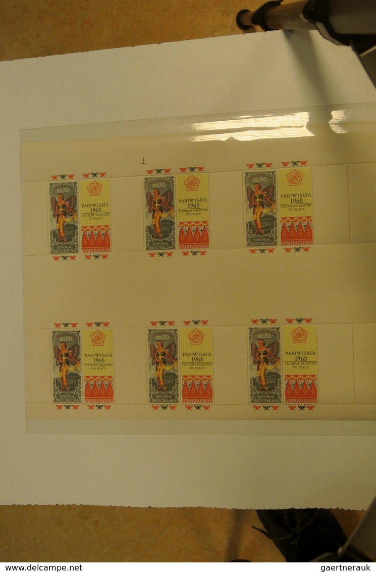 22785 Indonesien: 1967/68: Incredible lot of varieties and proofs, uncut sheets of 6/8/10 sheetlets incl.