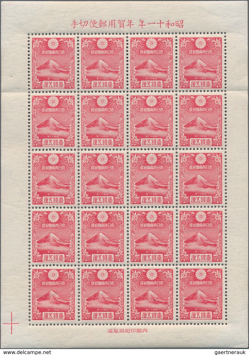 22916 Japan: 1935, New Year 1 1/2 Sen Red In Complete Sheet Of 20 Stamps Mint Never Hinged, Lightly Fold B - Autres & Non Classés