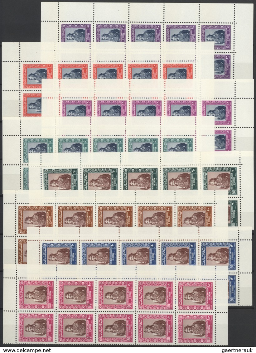 23301 Jordanien: 1960s/1970s. Stock book well-filled with stamps of the named period, mostly in blocks of