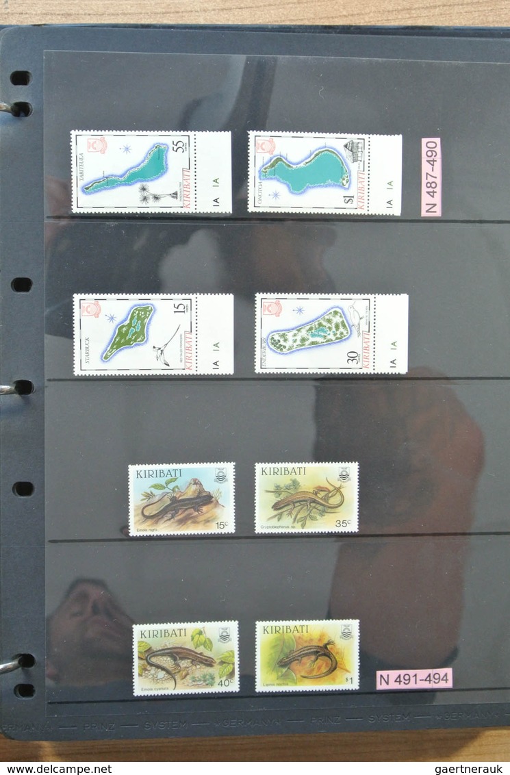 23337 Kiribati (Gilbert-Inseln): 1979-2008. Apparently complete, MNH collection Kiribati 1979-2008 in 2 al