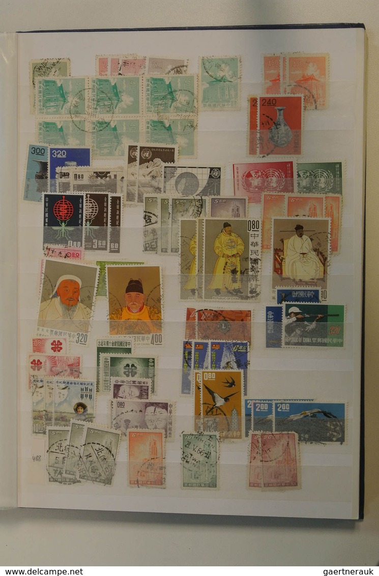 24686 Asien: Five stockbooks with various MNH, mint hinged and used material of Asian countries. Contains