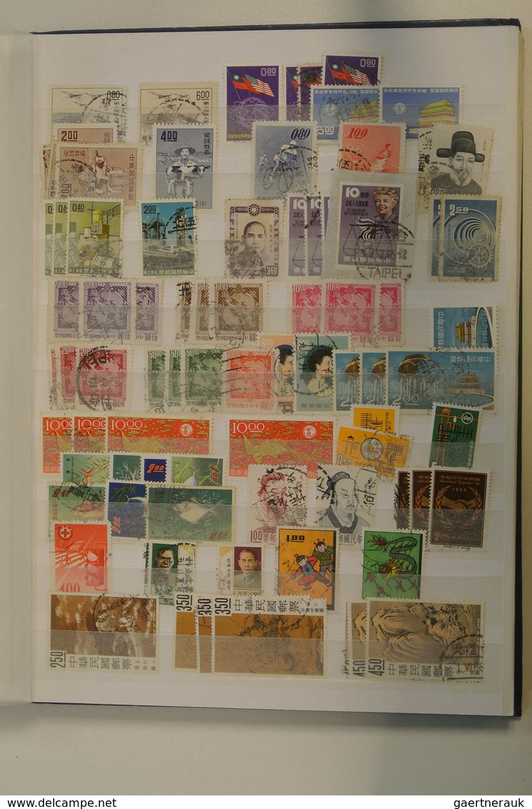 24686 Asien: Five stockbooks with various MNH, mint hinged and used material of Asian countries. Contains