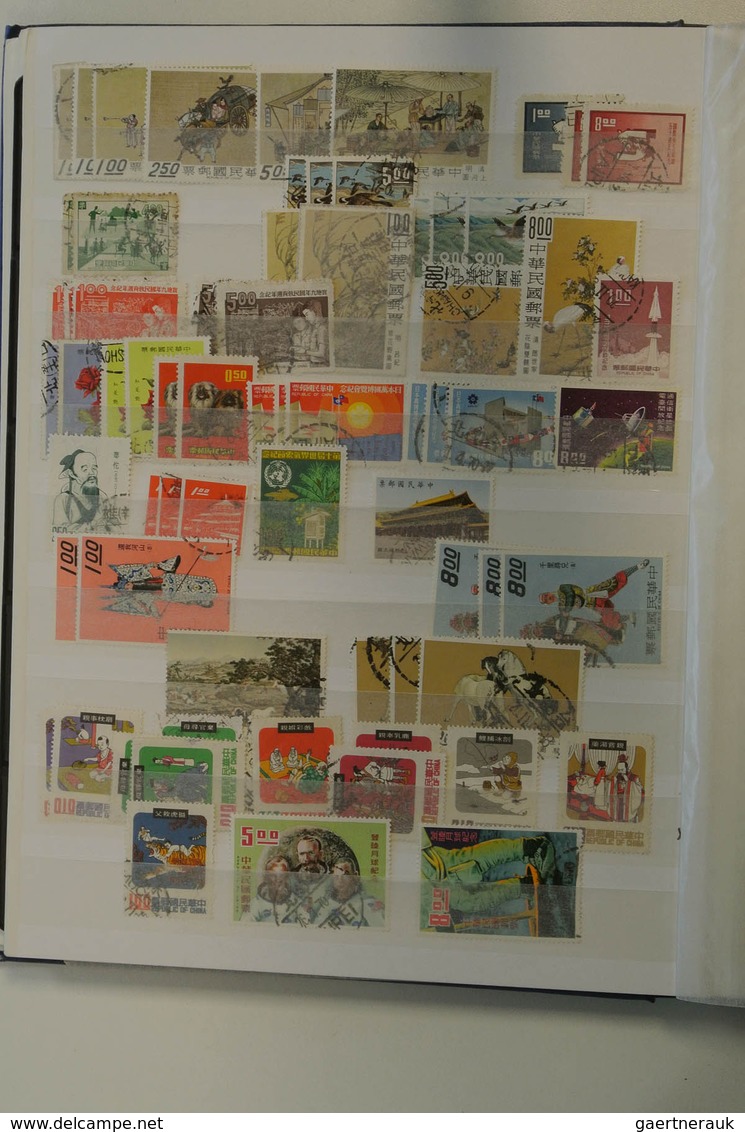 24686 Asien: Five stockbooks with various MNH, mint hinged and used material of Asian countries. Contains