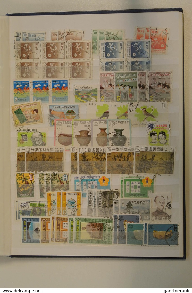 24686 Asien: Five stockbooks with various MNH, mint hinged and used material of Asian countries. Contains