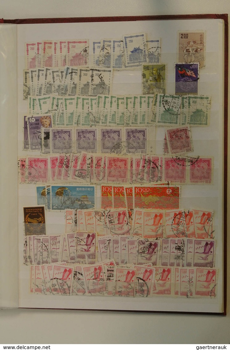 24686 Asien: Five stockbooks with various MNH, mint hinged and used material of Asian countries. Contains