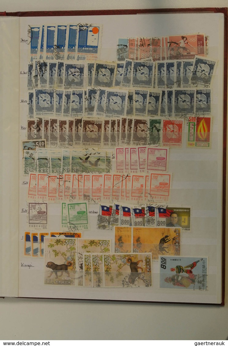 24686 Asien: Five stockbooks with various MNH, mint hinged and used material of Asian countries. Contains