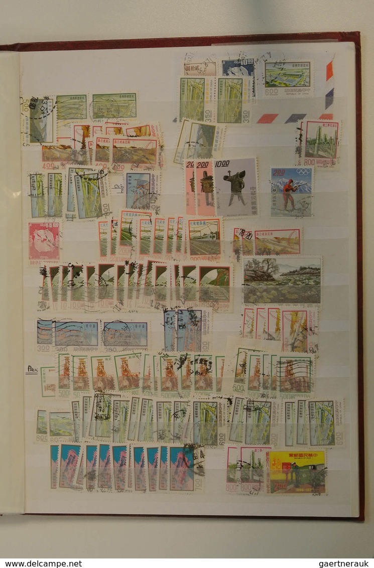 24686 Asien: Five stockbooks with various MNH, mint hinged and used material of Asian countries. Contains