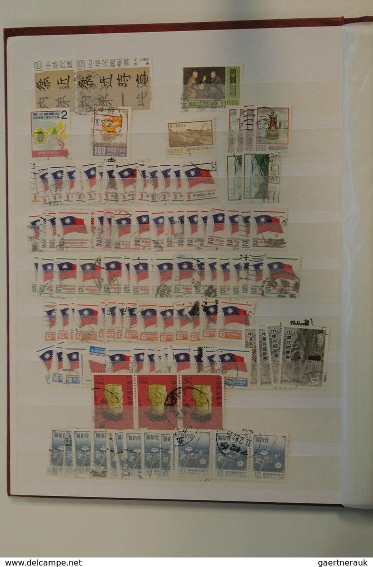 24686 Asien: Five stockbooks with various MNH, mint hinged and used material of Asian countries. Contains