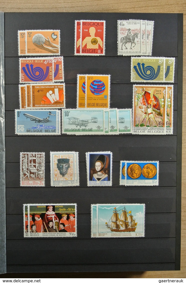 26123 Belgien: 1963-2009. MNH lot Belgium 1963-2009 in 4 stockbooks. Lot contains very much material, incl