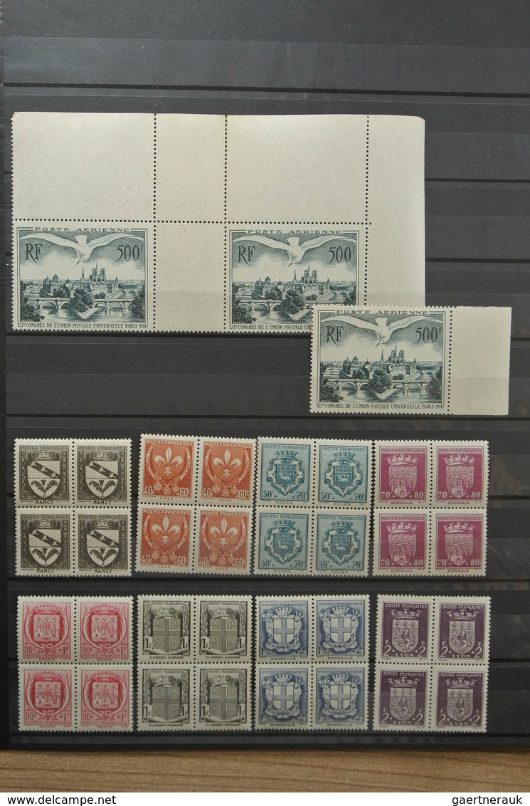 26356 Frankreich: Stockpage With Various MNH Stamps Of France, Including (Yvert No's): 526-537 In Blocks O - Oblitérés