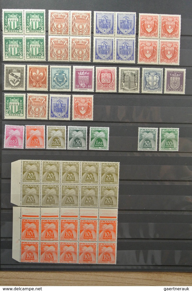26356 Frankreich: Stockpage With Various MNH Stamps Of France, Including (Yvert No's): 526-537 In Blocks O - Oblitérés