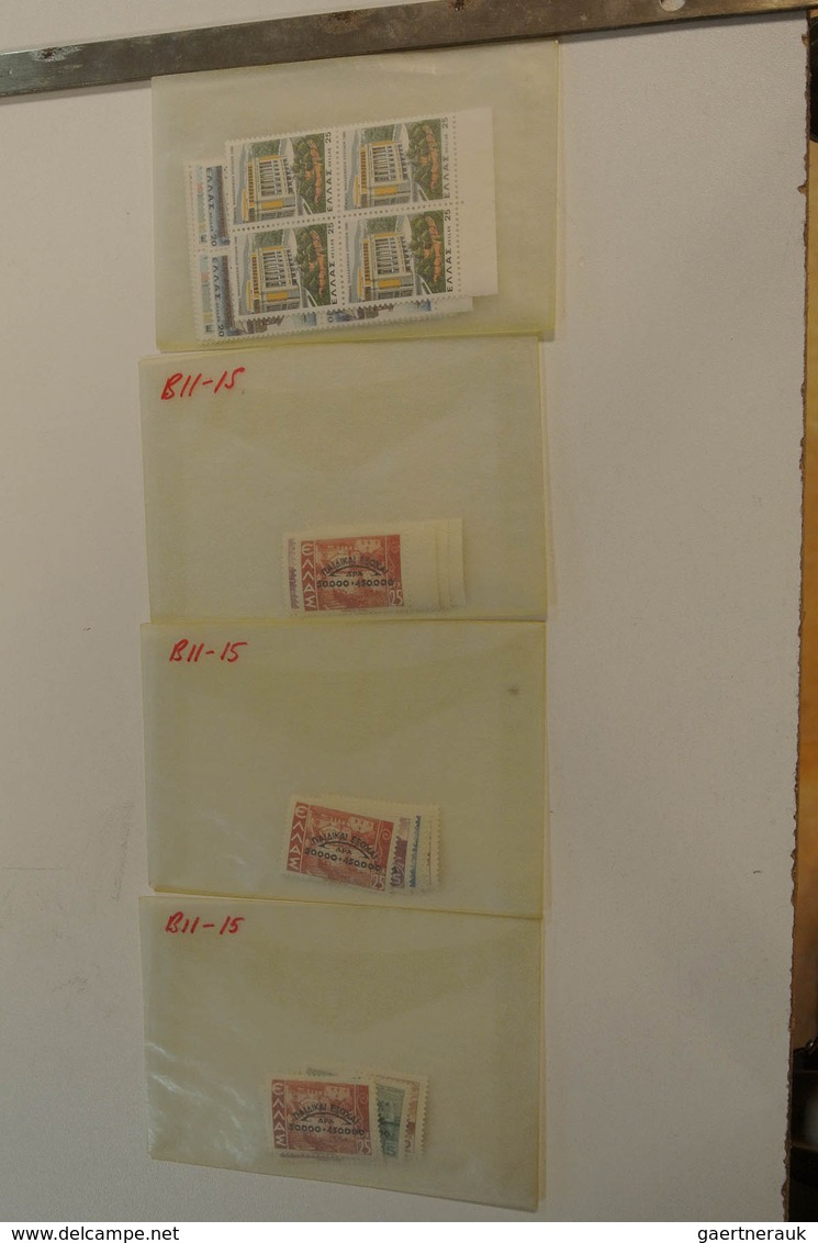 26593 Griechenland: 1960-1990. Small Box With Glassines With A Mint And Used Stock Greece 1960-1990. - Lettres & Documents