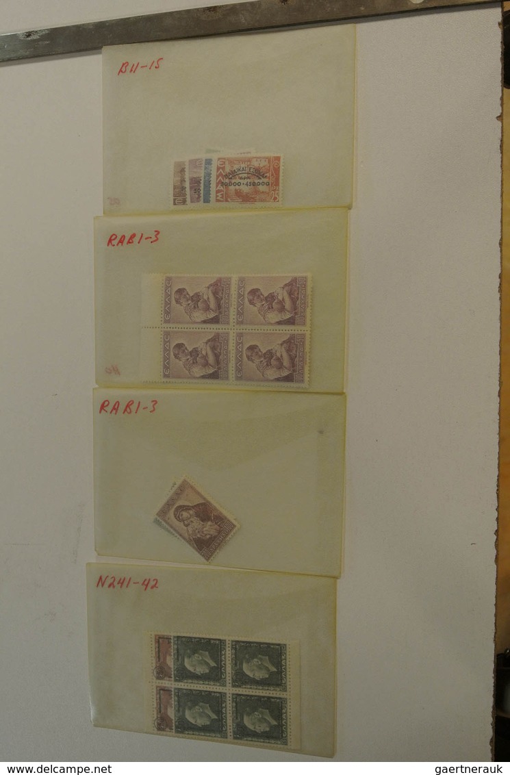 26593 Griechenland: 1960-1990. Small Box With Glassines With A Mint And Used Stock Greece 1960-1990. - Lettres & Documents