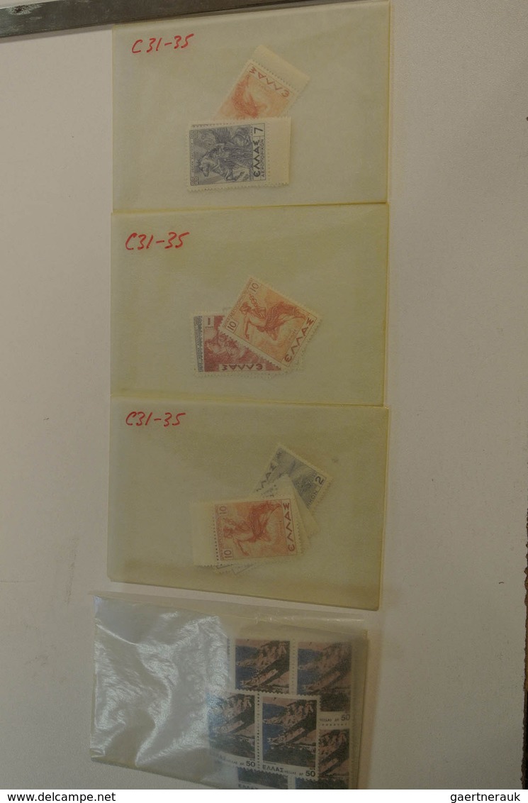 26593 Griechenland: 1960-1990. Small box with glassines with a mint and used stock Greece 1960-1990.