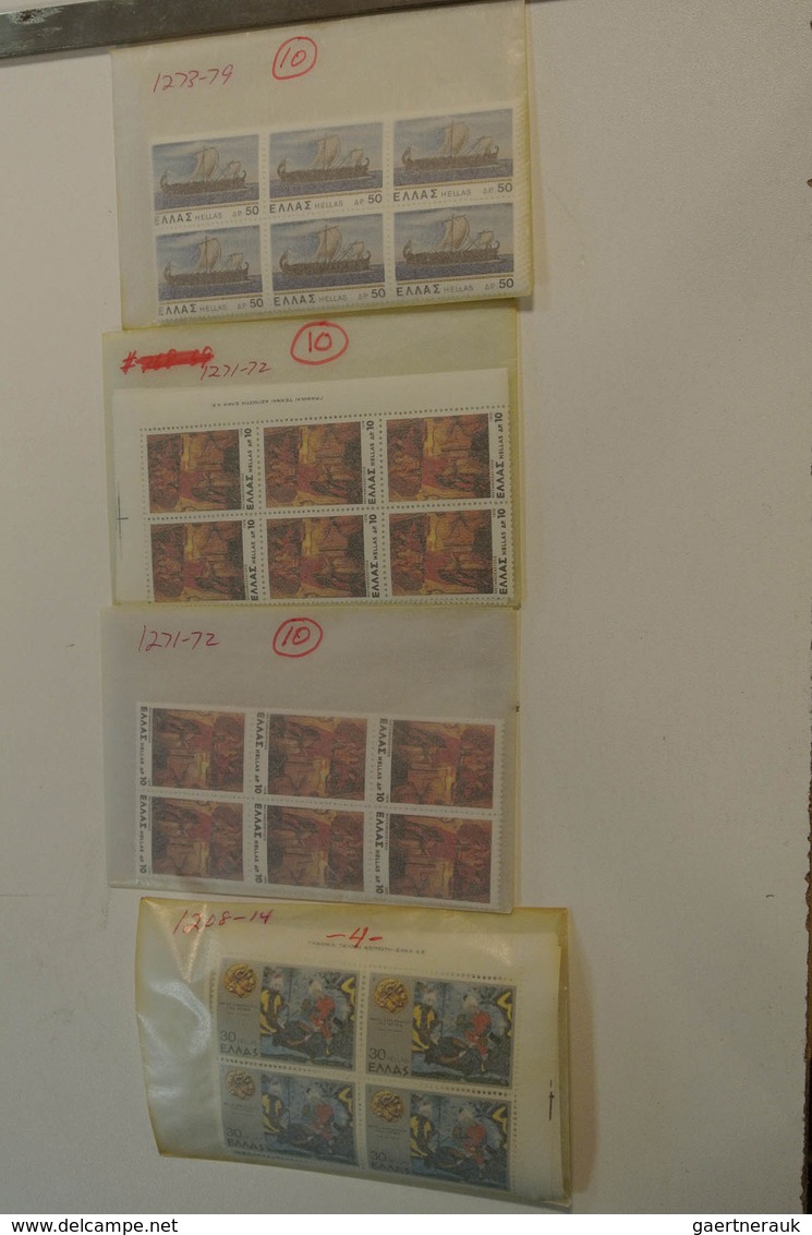 26593 Griechenland: 1960-1990. Small box with glassines with a mint and used stock Greece 1960-1990.