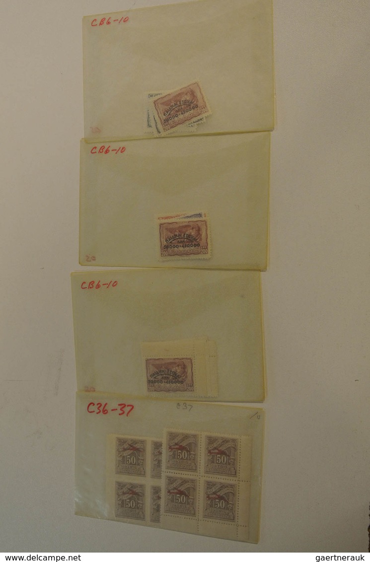 26593 Griechenland: 1960-1990. Small box with glassines with a mint and used stock Greece 1960-1990.