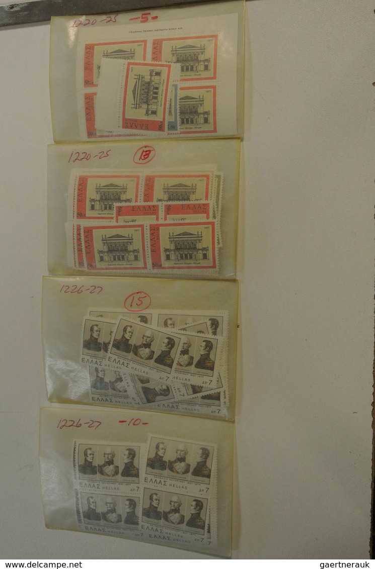 26593 Griechenland: 1960-1990. Small box with glassines with a mint and used stock Greece 1960-1990.