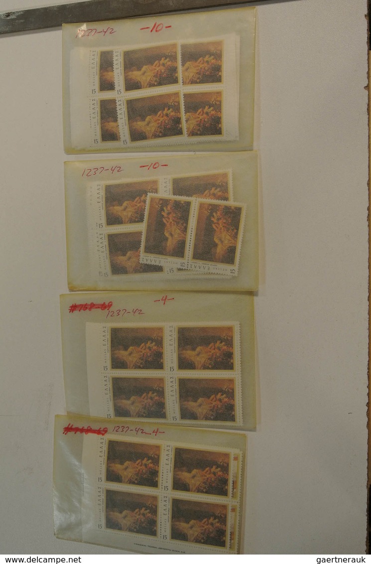 26593 Griechenland: 1960-1990. Small box with glassines with a mint and used stock Greece 1960-1990.