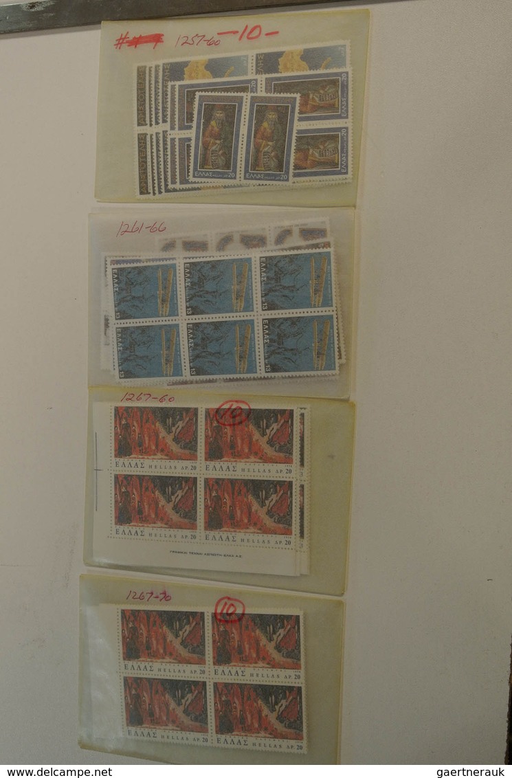 26593 Griechenland: 1960-1990. Small box with glassines with a mint and used stock Greece 1960-1990.