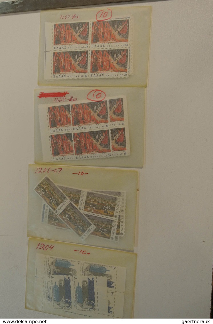 26593 Griechenland: 1960-1990. Small box with glassines with a mint and used stock Greece 1960-1990.