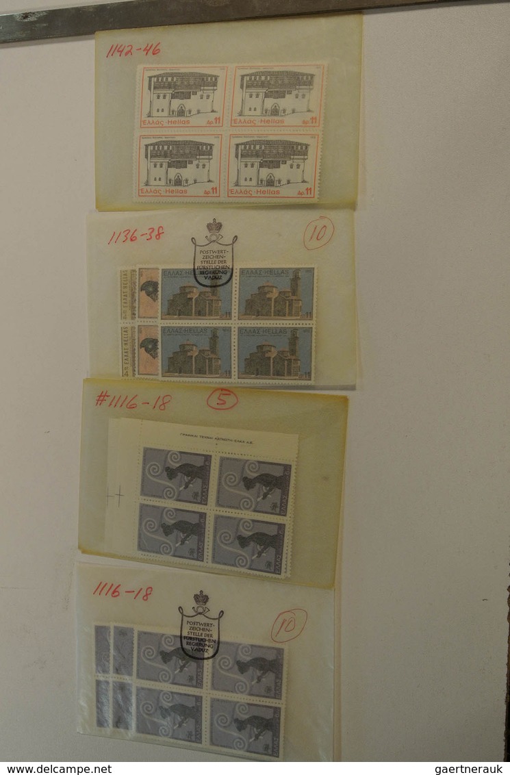 26593 Griechenland: 1960-1990. Small box with glassines with a mint and used stock Greece 1960-1990.